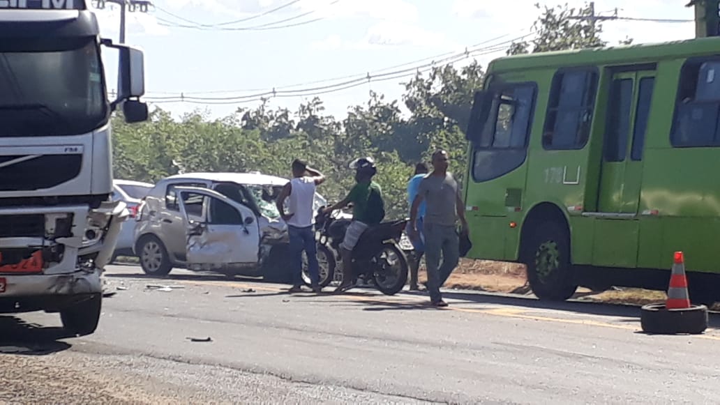 O caminhão e o Sandero no local do acidente na zona Sul de Teresina